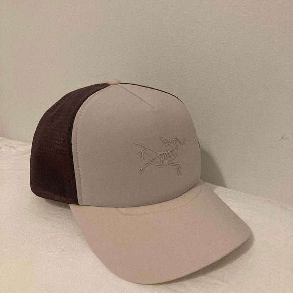 Arc'teryx Cream and Brown Classic Trucker Hat - Picture 1 of 2